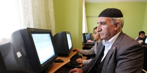 Kıdemli Muhtar Bilgisayar Kursunda