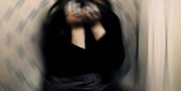 Annesi yaşındaki kadının pantolununu çıkarıp...