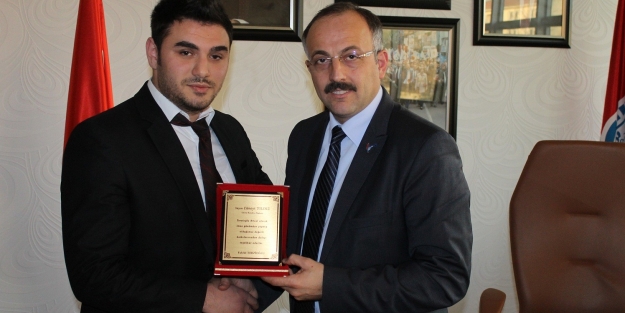 Genç şairden Gürsu belediye başkanına teşekkür ziyareti