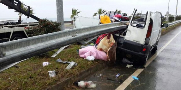 Kaza sonucu bariyer arabaya ok gibi saplandı