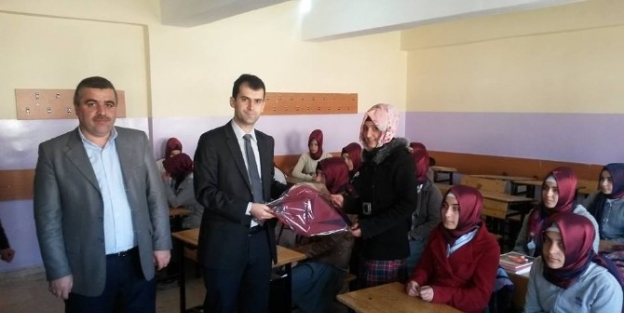 İmam Hatip Lisesi Öğrencilerine Eşarp Dağıtıldı