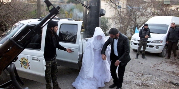 Ağır silahlı gelin arabası