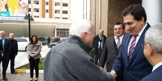 Abd Senatosu Üyesi John Mc Cain Vali Küçük’ü Ziyaret Etti