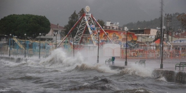 Edremit’te Lodos Hayatı Olumsuz Etkiliyor