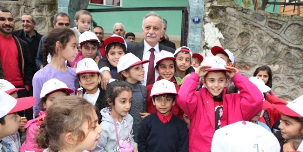 Bayraklı’da Çocuklara Karikatür Kursu