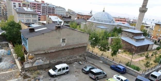 Murat Paşa Camii Ve Hamamının Çevresi Açılıyor