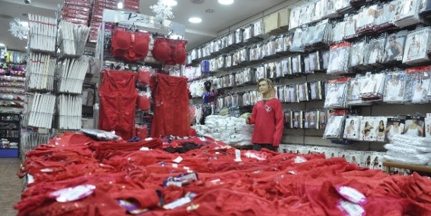 Aşkın Rengi Kırımızı Vitrinleri Süslüyor