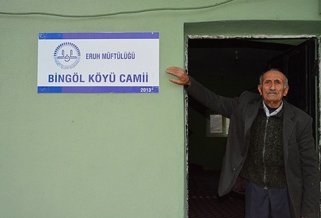 Terk edilmiş köyde tek başına yaşıyor