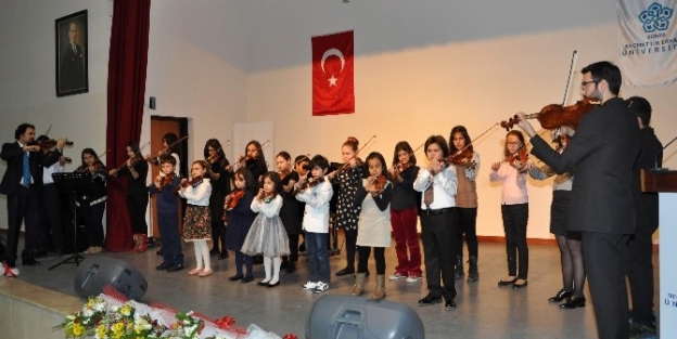 Neü Caka Korosu Konser Verdi