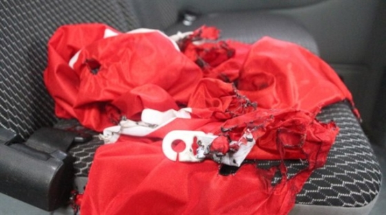 Türk Bayrağı'nı yakıp şehitliğe attılar!