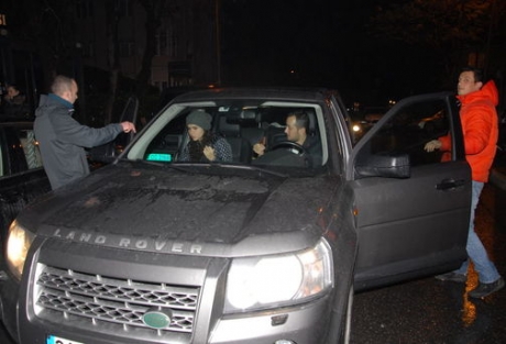 Sarp Apak sevgilisiyle yakalandı