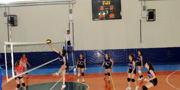 Bayanlar Voleybolda 7 Aralık Üniversitesi Galip
