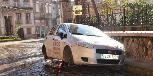 Magandalar Otomobilin Lastiklerini Kesti