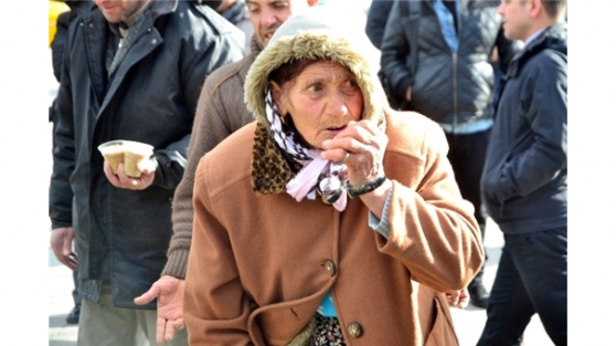 Zabıta ekipleri yaşlı kadının paralarını süs havuzuna attı