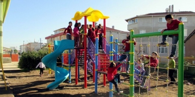Gönen’de Çocuklar Oyun Parklarına Kavuştu