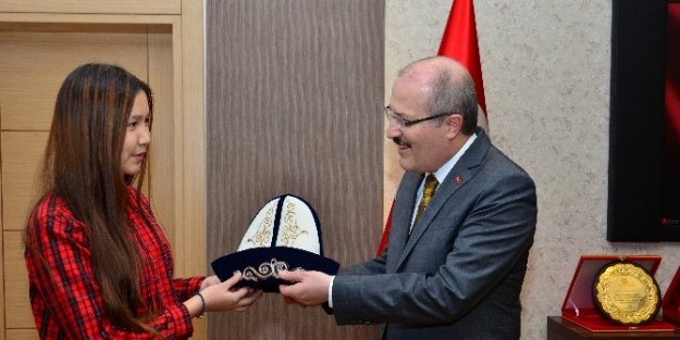 Başkan Kafaoğlu’na Kazak Şapkasi