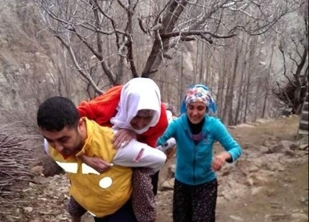Fedakar Sağlık Personeli Hastayı Sırtında Taşıdı