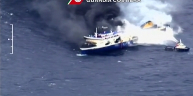 Yanan feribota el kondu