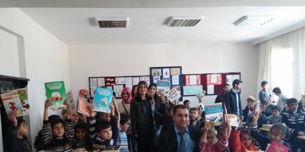 Üniversite Öğrencilerinden Köydeki Öğrencilere Kitap Desteği