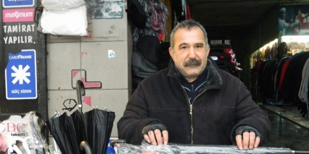 Sağanak Yağmur Şemsiyecilere Yaradı