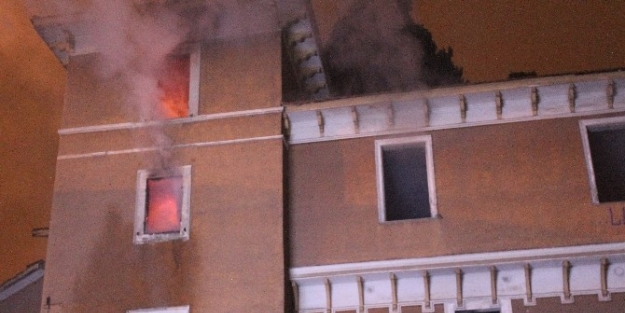 Tarihi Peterson Köşkü’nü Alevler Sardı