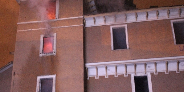 Tarihi köşkte korkutan yangın