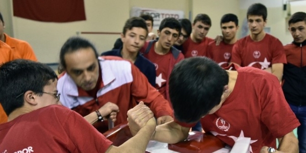 Gümüşhane’nin Çelik Bilekleri Madalyalarını Aldı