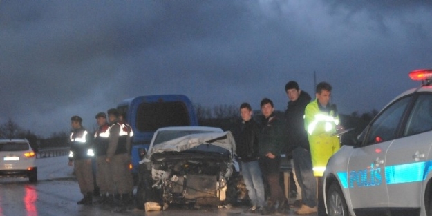 Ters Şeride Giren Tır’a Otomobil Çarpti