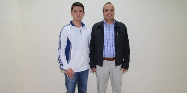 Genç Yüzücü Doğan Madalya İle Döndü