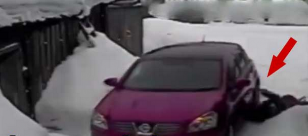 Aracını çizdiği yaşlı kadının üstünden geçti