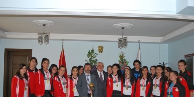 Şampiyon Kızlardan Başkan Erdoğan’a Ziyaret