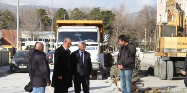Erzincan Belediyesi  Tahrip Olan Yolları Onarıyor