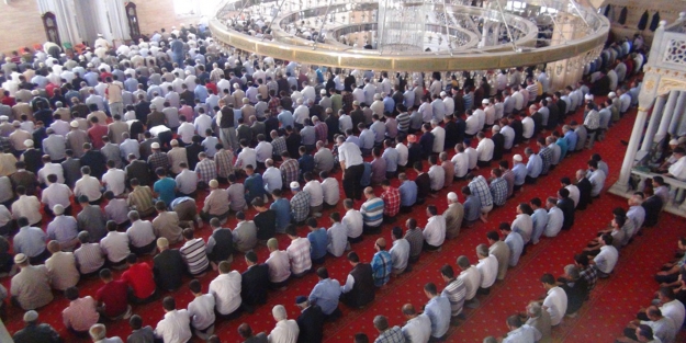 Namaz ve başörtüsü yasaklanıyor