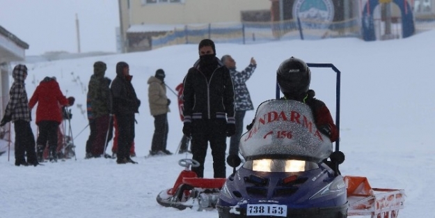 Yaralanan 7 Acemi Kayakçının Yardımına Jak Timi Yetişti