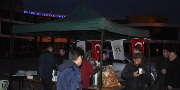 Camiden Çikan Vatandaşa Sıcak İkram