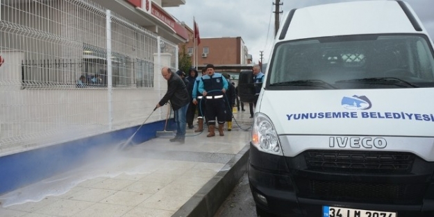 Yunusemre’de Cadde Ve Kaldırımlar Buharlı Yıkama Aracı İle Temizlendi