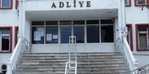 ’kırmızı Işikta Neden Durdun?’ Cezasını Mahkeme İptal Etti