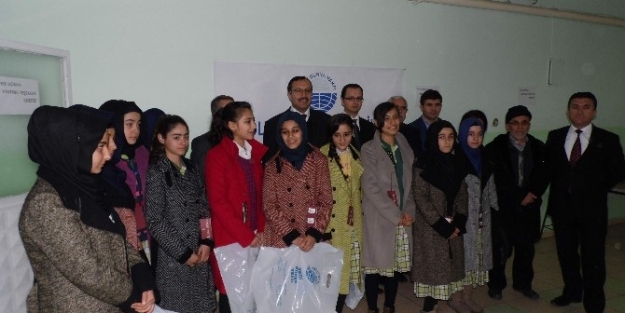 Yeni Dünya Vakfı Gölbaşıda Kız Öğrencilere Mont Dağıttı