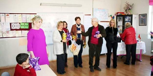 Girit ve Yanlılar Derneği bir okula sıra yardımında bulundu