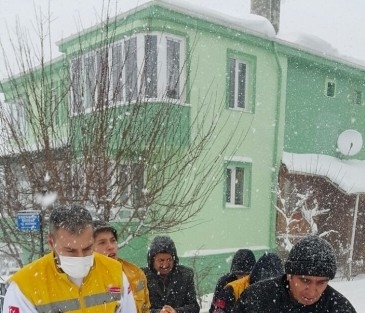 Kar Kış Demeden Hastaların İmdadina Yetişiyorlar