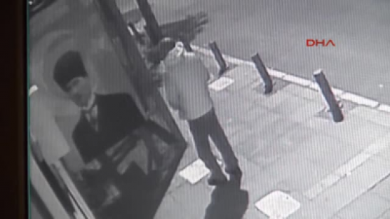 İzmir'de Atatürk posterini yakan şahıs yakalandı