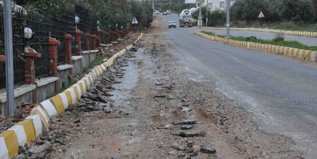 Akbük’te Bozuk Yol Tepkisi