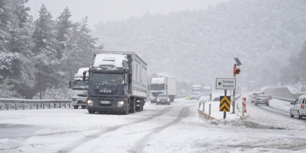İzmir-manisa Karayolunda Kar Yağışı