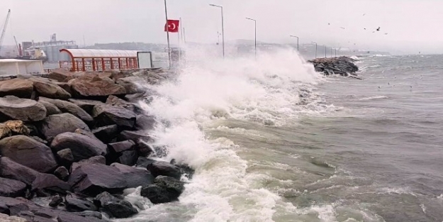 Bandırma’da Şiddetli Fırtına Etkili Oluyor