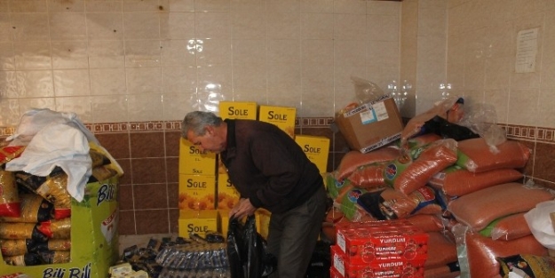 Suriyeli Aileler Yakacak Yardımı Bekliyor