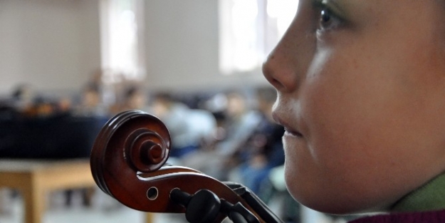 Zeytin Çekirdekleri’nden Öğrencilere Müzik Dersi