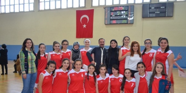 Liseli Genç Bayanlarda Şampiyon Belli Oldu