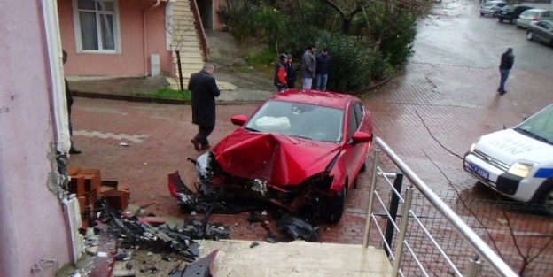 Otomobil Binaya Çarpti: 1 Yaralı