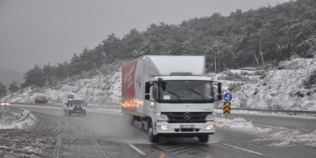 İzmir-manisa Yolu Kar Nedeniyle Araç Trafiğine Kapatıldı