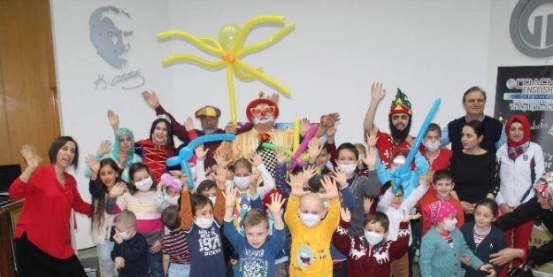 Lösemili Çocuklar İçin Yılbaşı Eğlencesi Düzenlendi